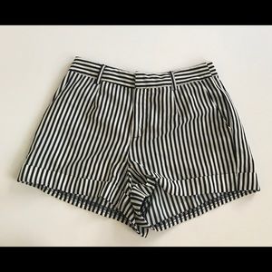 Pinstripe shorts (S)🤍